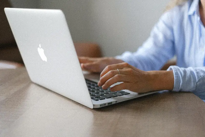 zzp'er aan het werk op een laptop